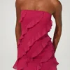 Tatiana bandeau-minikjole med volanger i fuchsia