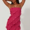 Tatiana bandeau-minikjole med volanger i fuchsia