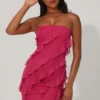 Tatiana bandeau-minikjole med volanger i fuchsia