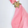 Taveuni maxikjole med cowl-hals og metall-detaljer i rosa orkide-mønster