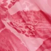 Taveuni maxikjole med cowl-hals og metall-detaljer i rosa orkide-mønster