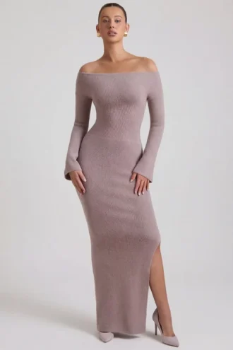 Terneigh ribbestrikket off-shoulder maxikjole i taupe