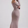 Terneigh ribbestrikket off-shoulder maxikjole i taupe