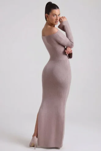 Terneigh ribbestrikket off-shoulder maxikjole i taupe