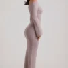 Terneigh ribbestrikket off-shoulder maxikjole i taupe