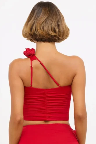 Tesia Slinky Jersey Rose Detail Asymmetrisk topp i skarlagenrød