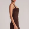 Tula Mid-Rise Bodycon Ultra Mini Skjørt med splitt i sjokoladebrun
