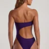 Tulum bandeau-badedrakt med utskjæringer og perledekor i dyp lilla