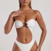 Tulum bandeau-badedrakt med utskjæringer og perledekor i elfenben