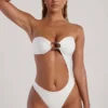 Tulum bandeau-badedrakt med utskjæringer og perledekor i elfenben