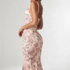 Valentina lagdelt BH-detalj fiskehale-midaxi-kjole i primrose blomstertrykk