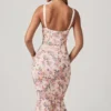 Valentina lagdelt BH-detalj fiskehale-midaxi-kjole i primrose blomstertrykk