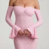 Verena off-shoulder maxi-kjole med volanger i myk rosa