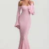 Verena off-shoulder maxi-kjole med volanger i myk rosa