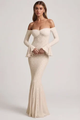 Verena off-shoulder maxikjole med volanger i elfenben