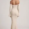 Verena off-shoulder maxikjole med volanger i elfenben