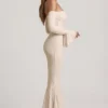 Verena off-shoulder maxikjole med volanger i elfenben