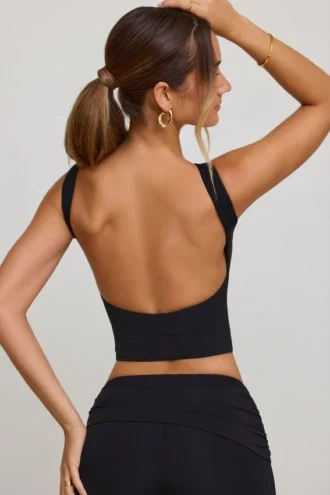 Wren kort topp med høy hals og åpen rygg i svart