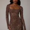 Zeta Sheer Embellished langermet A-linje minikjole i Deep Cocoa