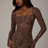Zeta Sheer Embellished langermet A-linje minikjole i Deep Cocoa